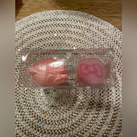 Creme x Hello Kitty Kabuki Brush 🎀🎀 - Picture 2 of 4